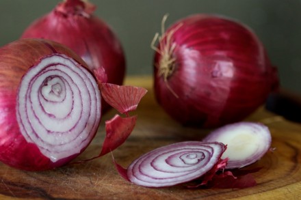 eeat-more-red-onion-it-kills-cancer-cells-stops-nose-bleeds-protects-the-heart
